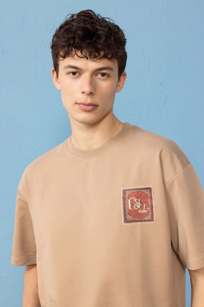 Halı Deseni İşlemeli Kahverengi Oversize Erkek T-shirt - Görsel 3