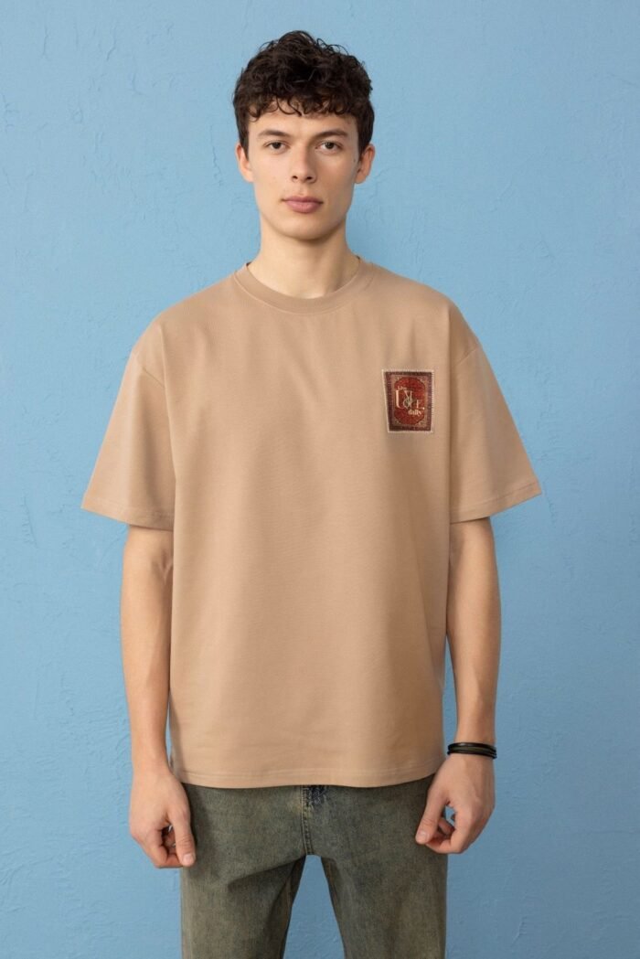 Halı Deseni İşlemeli Kahverengi Oversize Erkek T-shirt - Görsel 1