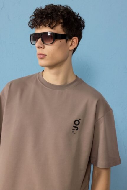 Minimal Baskılı Kahverengi Oversize Erkek T-shirt