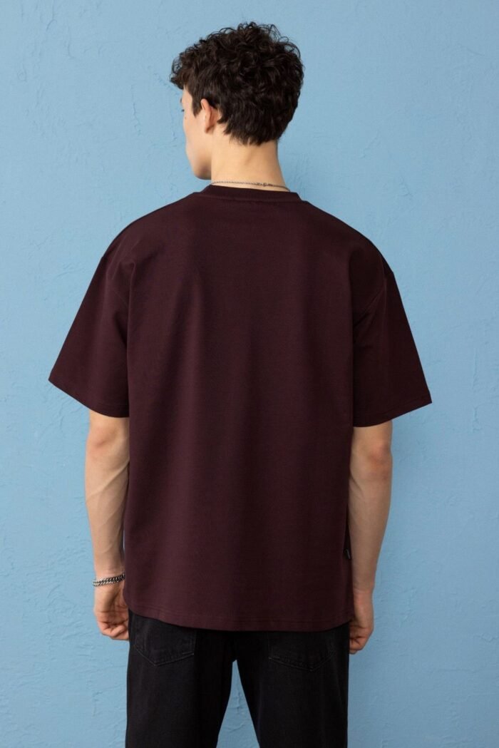 Minimal Baskılı Bordo Oversize Erkek T-shirt - Görsel 4