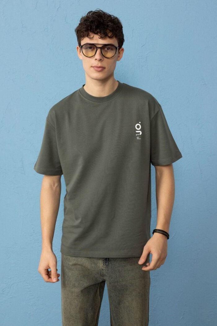 Minimal Baskılı Haki Oversize Erkek T-shirt - Görsel 1