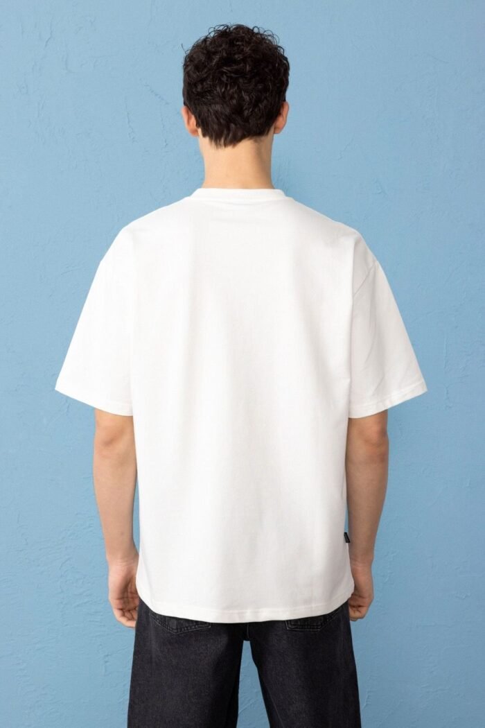 Minimal Baskılı Beyaz Oversize Erkek T-shirt - Görsel 2