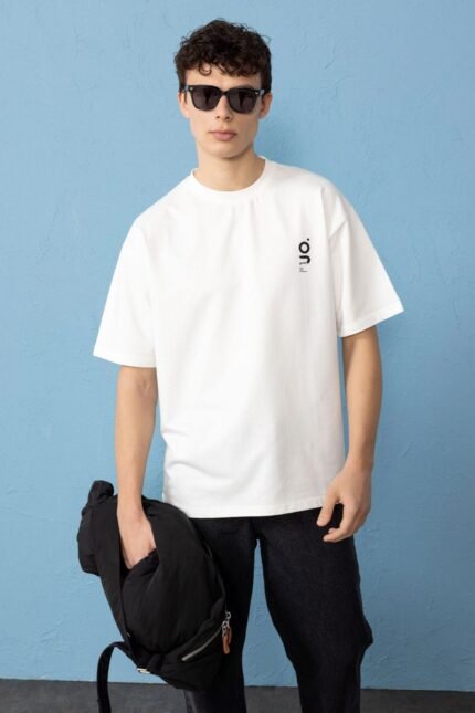 Minimal Baskılı Beyaz Oversize Erkek T-shirt